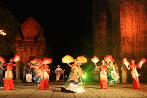 Ra mắt chương trình tham quan đặc biệt 'Trăng soi dáng tháp'