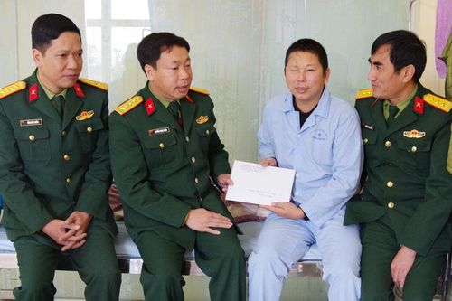 Bộ Chỉ huy Quân sự tỉnh thăm, tặng quà quân nhân mắc bệnh hiểm nghèo