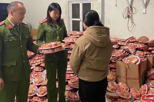 Phát hiện hơn 3.200 hộp mứt Tết và 90 kg bánh, kẹo không rõ nguồn gốc