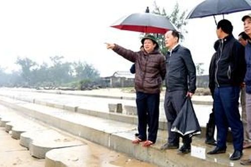 Bí thư Tỉnh ủy Lê Trường Lưu kiểm tra các dự án xử lý sạt lở bờ biển và Cảng cá Tư Hiền