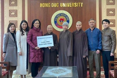 Ban Từ thiện xã hội GHPGVN tỉnh Thanh Hóa hỗ trợ sinh viên Trường Đại học Hồng Đức bị cháy xe