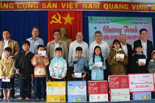 Trao học bổng, xe đạp cho học sinh nghèo huyện Sơn Hòa