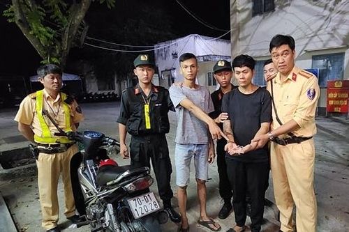 Tóm hai con nghiện manh động định 'thông chốt' đo nồng độ cồn