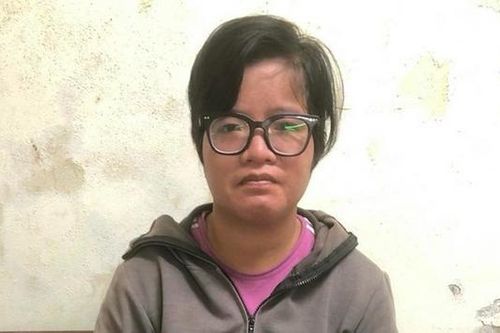 Bắt 'nữ quái' trộm túi xách ở điểm chờ xe buýt