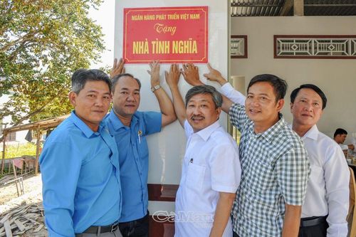 Bàn giao nhà cho đoàn viên công đoàn khó khăn về nhà ở