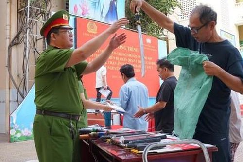 TPHCM vận động người dân giao nộp vũ khí, vật liệu nổ, công cụ hỗ trợ và pháo