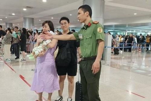 Công an cửa khẩu Cảng HKQT Tân Sơn Nhất tích cực hỗ trợ hành khách dịp lễ, Tết