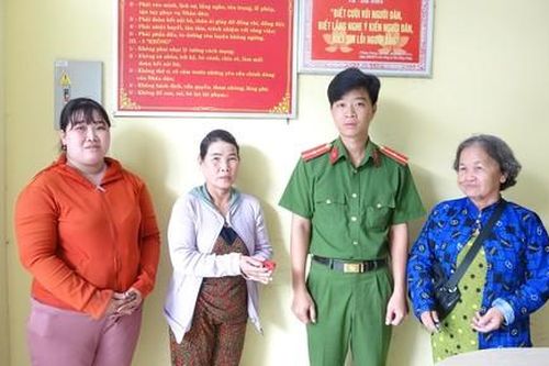 Nhặt được 8 chỉ vàng, cô bán vé số mang đến công an tìm người trả lại