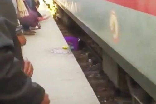 Bị đẩy ngã xuống đường ray rồi tàu chạy qua người, 3 mẹ con thoát chết thần kỳ