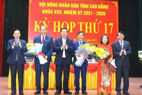 Phê chuẩn kết quả bầu Phó Chủ tịch UBND tỉnh Cao Bằng Hoàng Văn Thạch