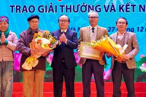 Nhà văn Ma Văn Kháng được tặng thưởng Thành tựu văn học trọn đời
