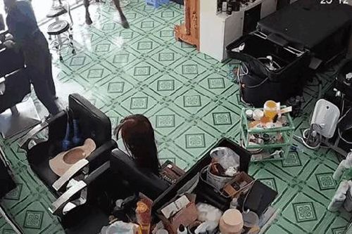 Bò phi vào quán, nhân viên chạy toán loạn