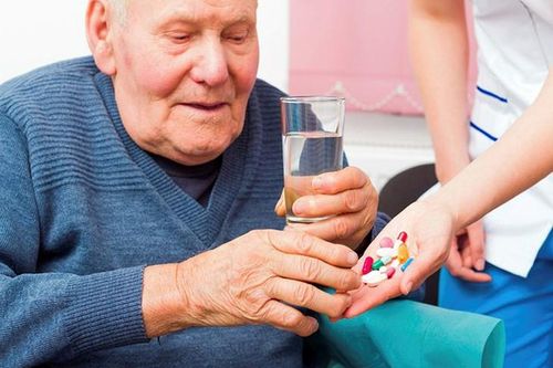 Mách bạn cách dùng thuốc cho cha mẹ tuổi cao hiệu quả và hạn chế tác dụng phụ