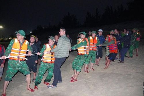 Tàu cá mắc cạn, ngư dân nhảy xuống biển bơi vào bờ