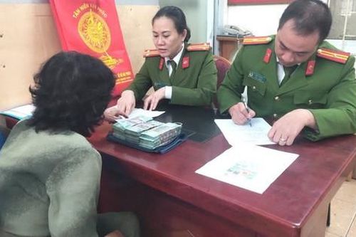 Cụ bà 76 tuổi suýt bị lừa hơn nửa tỉ đồng và hành động kịp thời của nhân viên ngân hàng