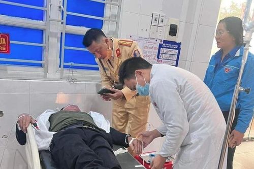 Kịp thời cứu người đàn ông bị đột quỵ khi đang đi xe máy