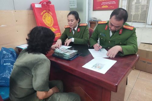 Biểu hiện bất thường của cụ bà U80, đến ngân hàng nằng nặc đòi rút 600 triệu đồng trước kỳ hạn