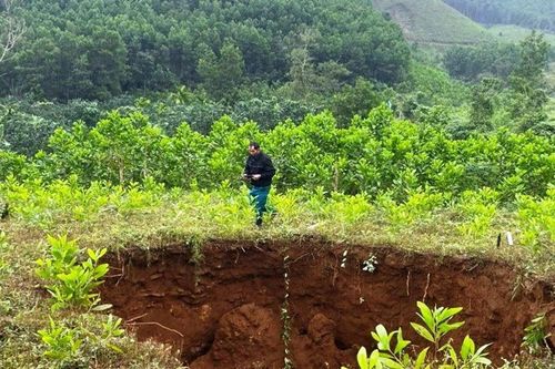 Quảng Nam: Chưa thể kết luận nguyên nhân xuất hiện hố sâu hơn 10m