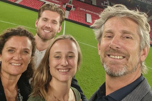 Ngày về Old Trafford của Van der Sar sau chứng xuất huyết não