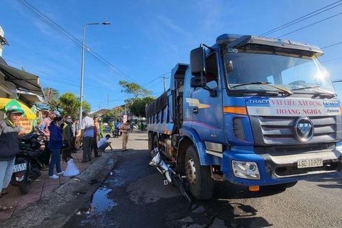 Tai nạn giao thông mới nhất 28/12/2023: Người phụ nữ bị cán đứt lìa chân