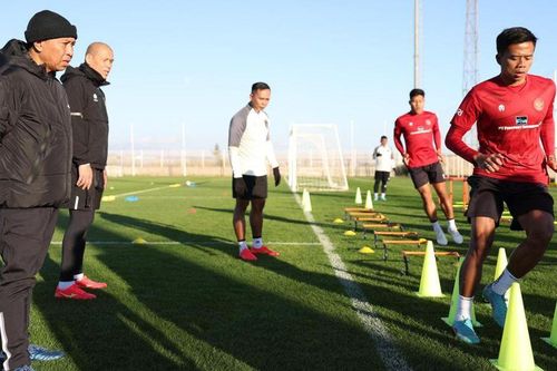 Hai ngôi sao ĐT Indonesia bị cảnh cáo vì ăn mì tôm khi tập trung chuẩn bị cho Asian Cup