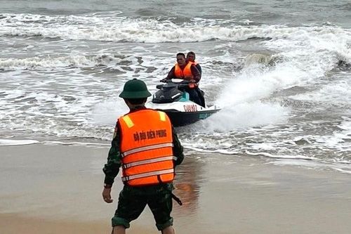 Quảng Bình: Dùng mô-tô nước cứu ngư dân bị chìm thuyền đánh cá