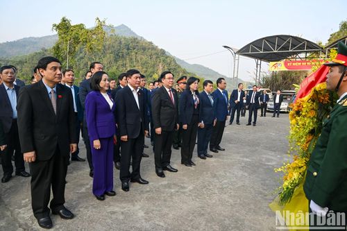 Chủ tịch Quốc hội Vương Đình Huệ kiểm tra công trình xây dựng nông thôn mới tại Thái Nguyên