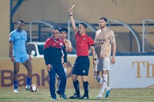 V-League 2023-2024: Ông Trần Tiến Đại bị phạt nặng vì lăng mạ trọng tài