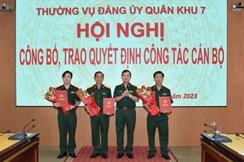 Thường vụ Đảng ủy Quân khu 7 công bố, trao quyết định về công tác cán bộ