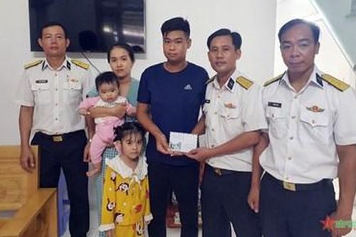 Lữ đoàn 125 Hải quân hỗ trợ quân nhân mắc bệnh hiểm nghèo