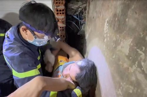 Nghẹt thở cuộc giải cứu kẻ cầm đầu ổ nhóm ma túy mắc kẹt giữa 2 tường nhà
