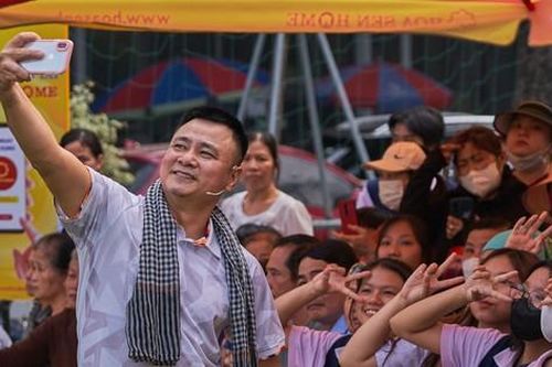 NSND Tự Long tiết lộ về tuổi thơ ở cùng bà, tập bán kem, xách vữa... khiến sớm trưởng thành