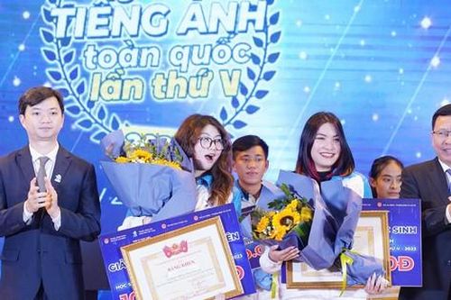 Hai nữ sinh Hà Nội giành giải Nhất Hội thi tiếng Anh toàn quốc 2023
