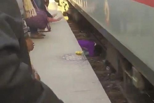 Ngã xuống đường ray, mẹ nhanh trí cứu hai con thoát chết