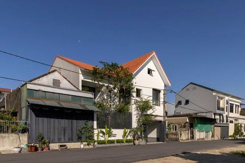 Chiêm ngưỡng ngôi nhà ngói đỏ đẹp ngỡ ngàng trên báo ngoại