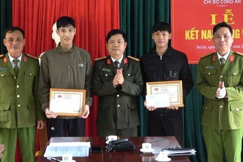 Khen thưởng 2 thanh niên nhặt được 100 triệu đồng trả lại người đánh rơi