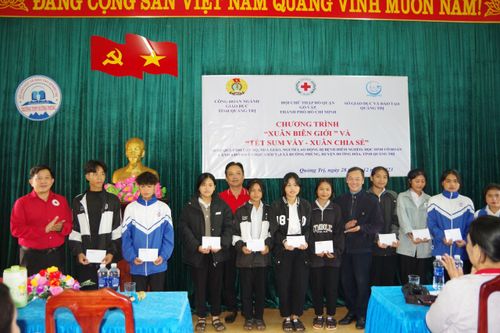 Trao tặng quà Tết đến giáo viên, học sinh có hoàn cảnh khó khăn ở Quảng Trị