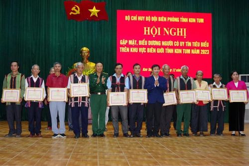 Gặp mặt, biểu dương người có uy tín tiêu biểu khu vực biên giới tỉnh Kon Tum