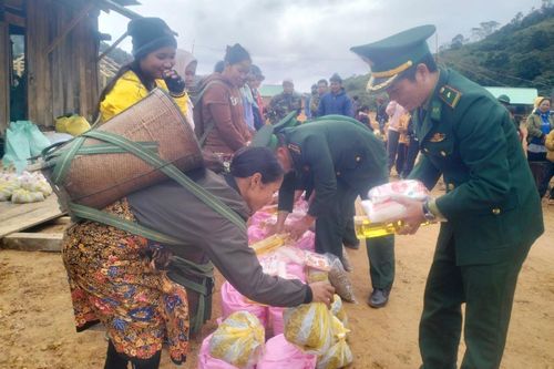 Trao tặng hơn 500 suất quà cho nhân dân các bản biên giới của Lào