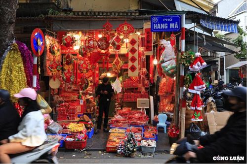 Hà Nội: Phố Hàng Mã 'thay áo mới', ngập tràn không khí Tết