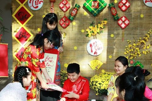 Bộ GD&ĐT cấm các trường biếu, tặng quà Tết cho lãnh đạo
