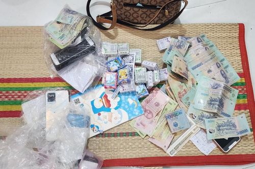 Bắt quả tang tụ điểm đánh bài ăn tiền tạm giữ gần 50 triệu đồng