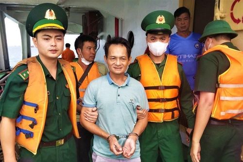 Bắt giữ hai đối tượng truy nã trốn trên tàu biển