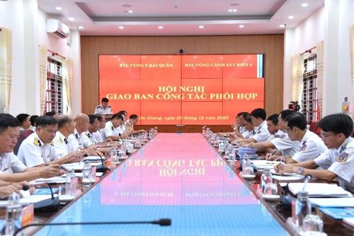 Vùng Cảnh sát biển 4 và Vùng 5 Hải quân tăng cường phối hợp thực hiện nhiệm vụ trên biển