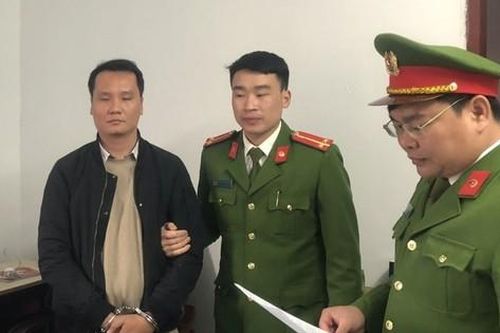 Bắt giám đốc công ty không trả tiền làm thủ tục cho người đi du học