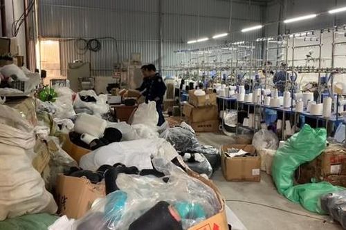 Đột kích xưởng may ở Hà Nội, phát hiện hàng nghìn bít tất nghi giả nhãn hiệu lớn