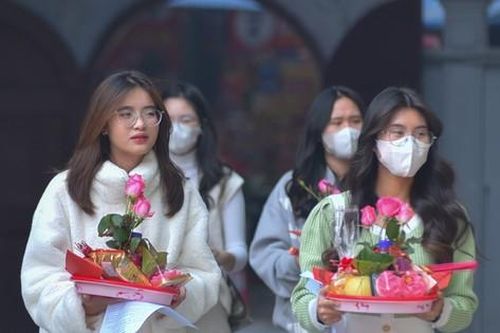 Cuối năm, giới trẻ đua nhau đi chùa cầu duyên 'thoát ế'