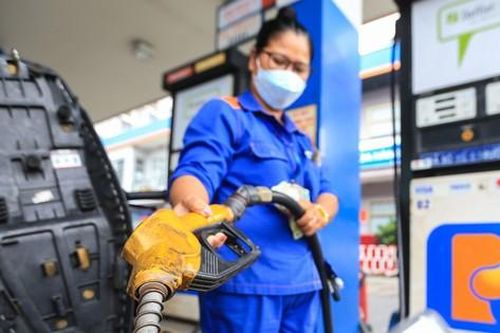 Giá xăng dầu tăng giảm trái chiều