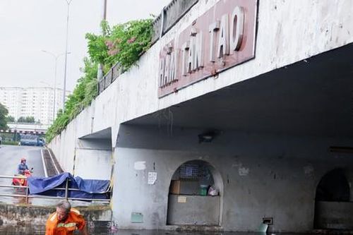 TPHCM: Mưa trái mùa chiều cuối năm, hầm chui Tân Tạo ngập úng