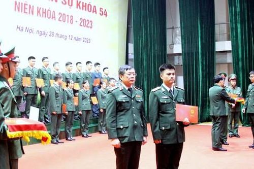 Học viện Kỹ thuật Quân sự trao quân hàm sĩ quan cho 336 học viên Khóa 54